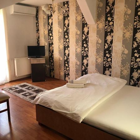 Pension Rozeclas Oradea Ngoại thất bức ảnh