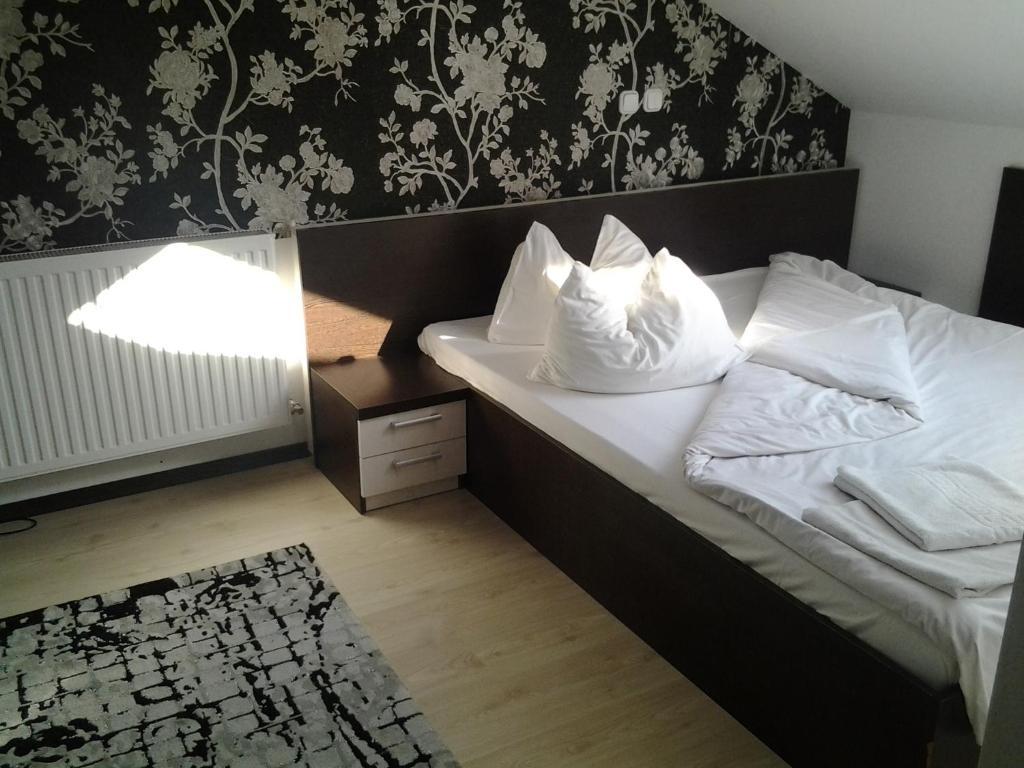 Pension Rozeclas Oradea Ngoại thất bức ảnh