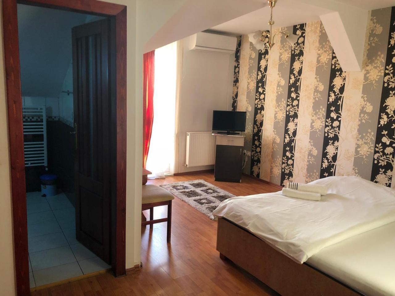 Pension Rozeclas Oradea Ngoại thất bức ảnh